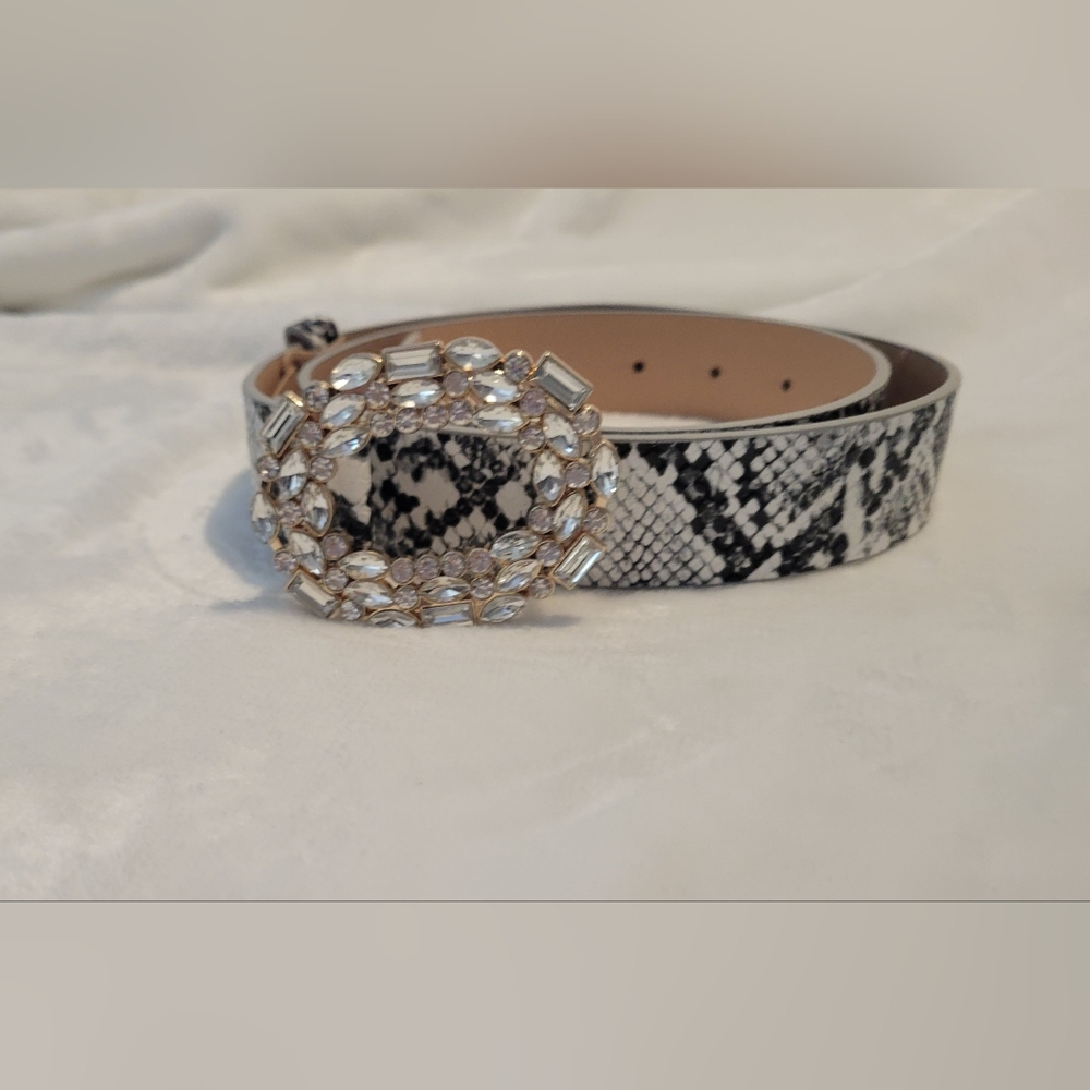 CHIC, TRENDY Black & White Snake/Animal Print Belt